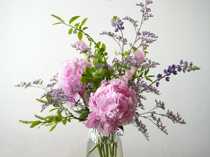 芍薬と季節の花々の花瓶活け
