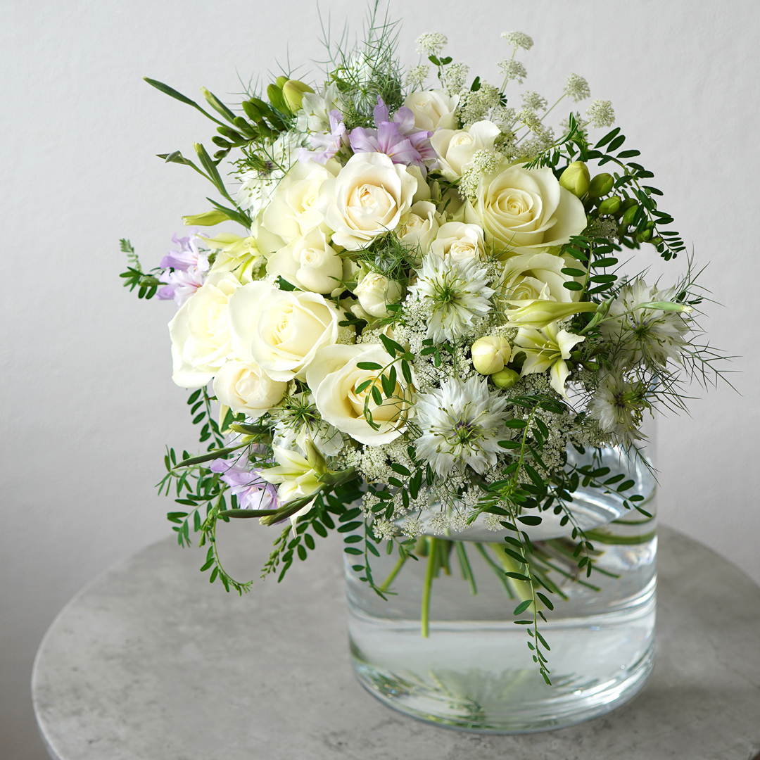白いバラとグリーンのリーフの花瓶活け